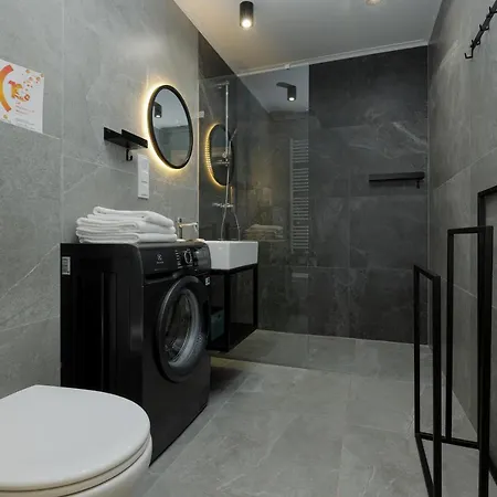 Shellter - By Jantar 로고보